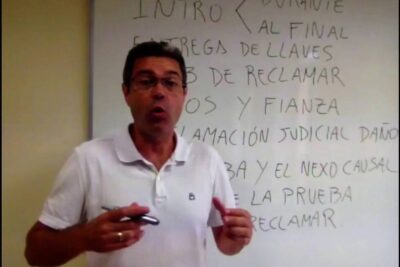 Hombre frente a pizarra explicando pasos legales cuando inquilino recoge llaves al finalizar contrato