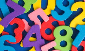 Interpretacion del numero 32 significado y simbolismo 1 en números de madera coloridos apilados
