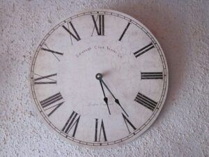 Reloj de pared vintage con esfera craquelada y números romanos interpretacion del numero significado y simbolismo guia completa.