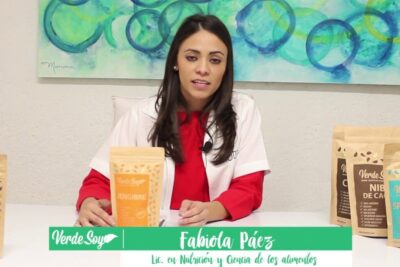 Bolsa naranja de jengibre verde 1 presentada en mesa junto a otros superalimentos