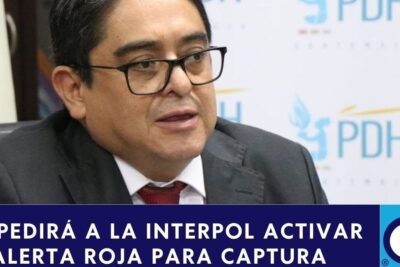 Persona con traje y gafas en conferencia y titular que indica que juzgado declara solicitud de alerta roja para captura