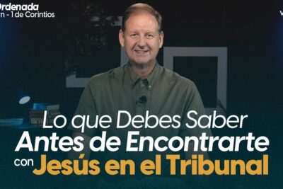 Presentador en estudio junto al texto promocional sobre el juzgado encontrarte