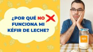 Hombre pensativo junto a frasco con kéfir de leche y texto preguntando por qué no funciona el kefir acido