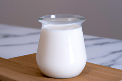 Vaso de kéfir blanco y cremoso que plantea si kefir caducado es seguro consumirlo