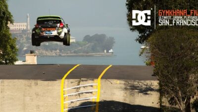 Coche de rally en pleno salto urbano con decoración Gymkhana asociada a ken block