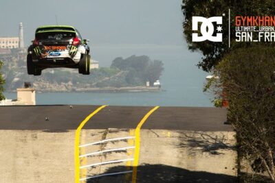 Coche de rally en pleno salto urbano con decoración Gymkhana asociada a ken block
