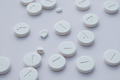Pastillas blancas dispersas que ilustran la duda ketorolaco caducado es seguro usarlo despues de su fecha de vencimiento