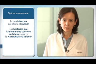Profesional de la salud junto a diapositiva explicativa sobre neumonía l1H7zDAOIU0