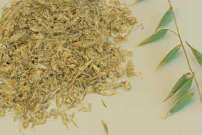 Montón de copos y hojarasca de avena junto a una espiga que ilustra la pregunta la avena caducada se puede consumir mito o realidad.