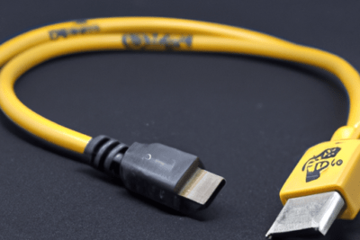 Cable HDMI amarillo con conectores metálicos mostrando la confirmacion de conexion ha caducado en 7ds