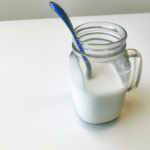 La importancia de evitar consumir leche caducada después de 3 meses