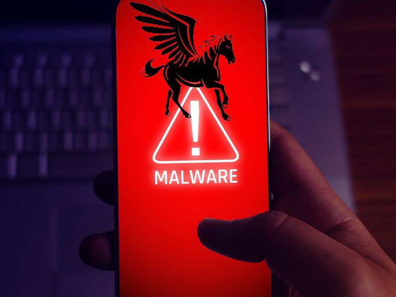 Pantalla de teléfono en rojo con aviso MALWARE y figura de caballo alado junto a la increible ia que habla escribe noticias y programa conocela aqui 1