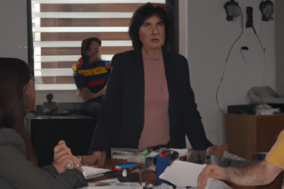 Grupo de trabajo en oficina revisando documentos sobre la sesion ha caducado en aspel noi que significa y como solucionarlo