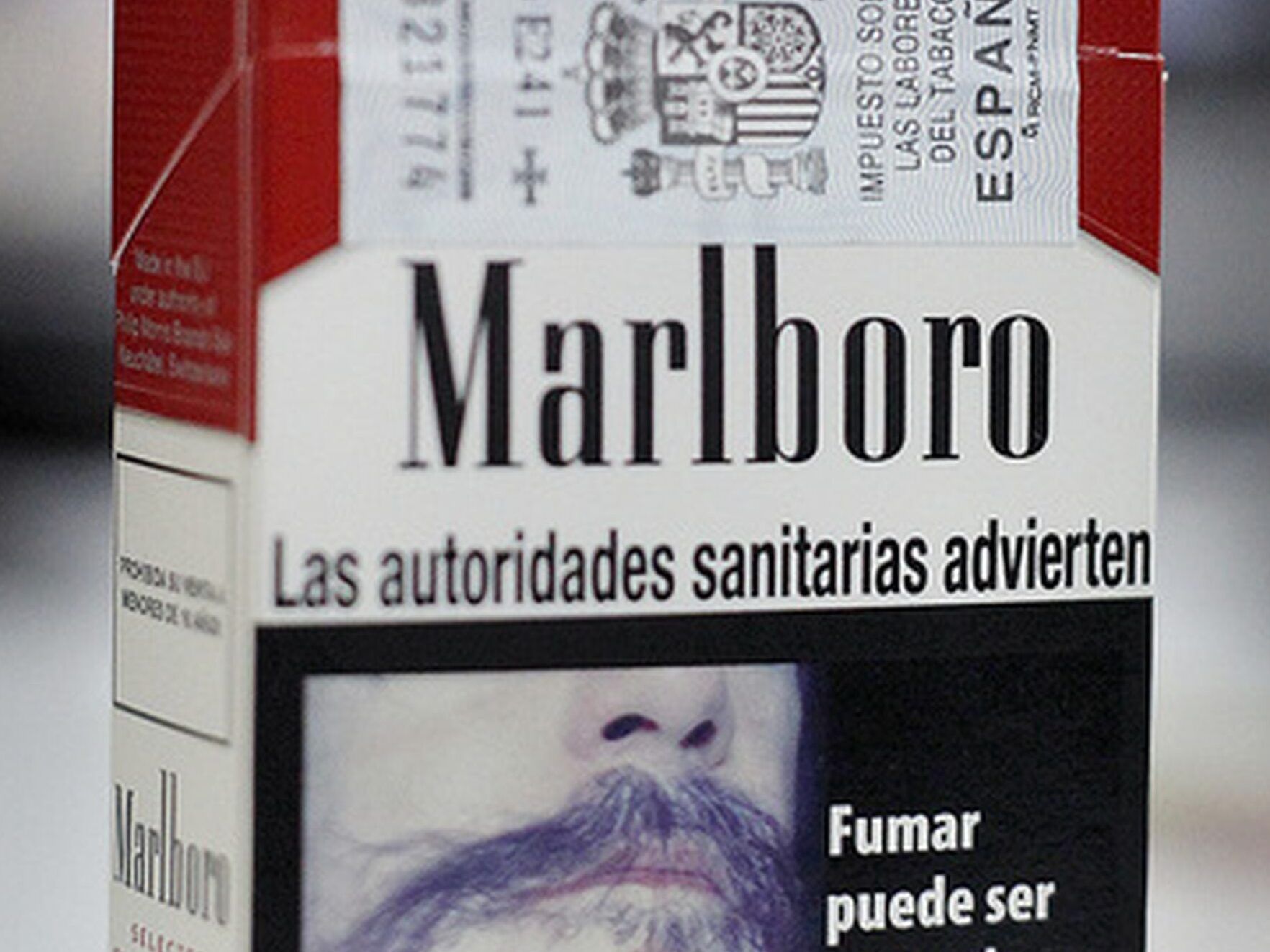 Paquete de cigarrillos con advertencia sanitaria que muestra las impactantes consecuencias de fumar desde los 14 anos que debes conocer