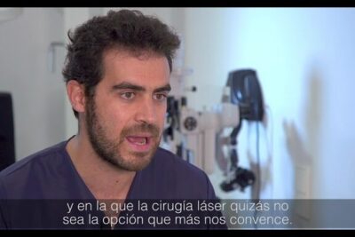 Profesional en consulta oftalmológica hablando sobre lentillas intraoculares 1.