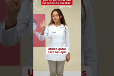 Mujer con bata blanca mostrando la mano y dando consejos sobre lentillas puestas 1