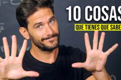 Hombre con barba y camiseta negra mostrando diez dedos frente a pizarra con texto 10 COSAS lgC8hc6a8rM