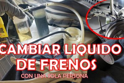 Cambio de liquido frenos 1 con mangueras, depósito y herramienta de purga en el compartimento del motor.