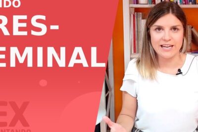 Mujer presentadora hablando a cámara sobre el liquido preseminal frente a un fondo rojo y estantería