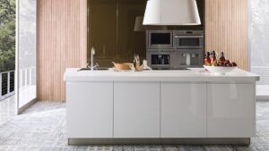 Cocina moderna con isla blanca, electrodomésticos inox y suelo de baldosas decorativas, los mejores azulejos para suelos de cocina guia completa y consejos