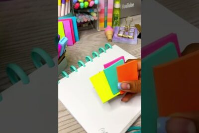 Notas adhesivas de colores junto a un cuaderno listas para crear un mapa conceptual.
