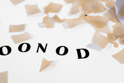 Imagen minimalista de confeti dorado y letras negras sobre fondo blanco que ilustra mi bono esta caducado que hacer y como evitarlo