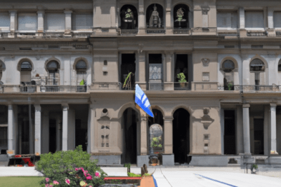 Fachada de edificio gubernamental con columnas, balcones y bandera en plaza central ministerio de relaciones exteriores y movilidad humana cedulas caducadas