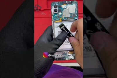 Técnico desmonta batería interna de un movil calienta para diagnosticar sobrecalentamiento