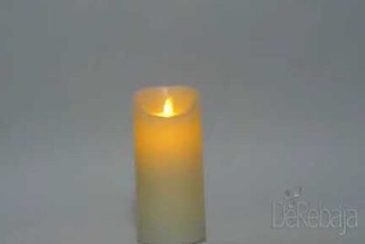 Vela LED blanca encendida con suave movimiento llama y luz cálida.