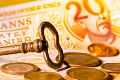 Llave sobre billetes y monedas simbolizando multa por renovar nie caducado conoce las consecuencias y como evitarlas