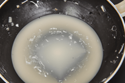 Nata de cocinar caducada se puede comer mito o realidad, restos de crema separada y grumosa en una sartén