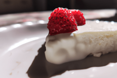 Postre blanco cremoso con fresas y salsa de chocolate, nie caducado mas de 3 meses que hacer