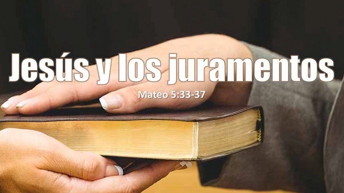 Manos sobre una Biblia mostrando el mensaje Jesús y los juramentos y recordando no jurar su santo nombre en vano que significa y por que es importante