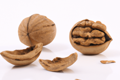 Nueces partidas y cáscaras sobre fondo blanco, nocilla caducada es seguro consumirla