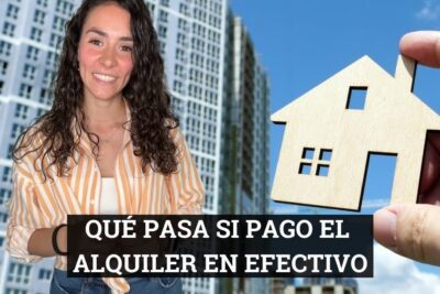 Mujer sonriente junto a maqueta de casa que representa paga alquiler en efectivo