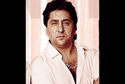 Retrato en sepia de hombre de mediana edad con camisa blanca abierta y collar, palabra lache.