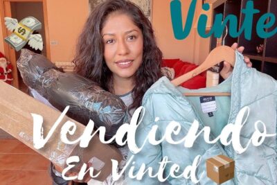 Mujer sosteniendo un paquete vinted con chaqueta acolchada y caja preparada para enviar.
