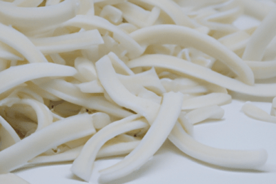 Pasta konjac caducada es seguro consumirla despues de la fecha de vencimiento, fideos konjac blancos en primer plano