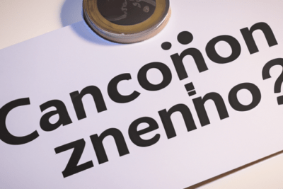 Moneda sobre tarjeta con texto impreso y signo de interrogación permiso de conducir caducado que debes hacer