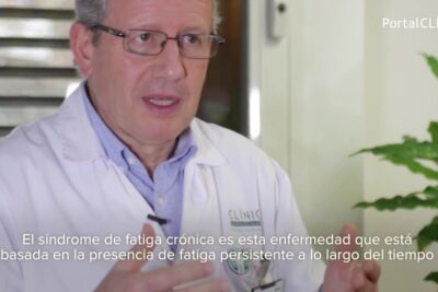 Médico en consulta explicando el síndrome de fatiga crónica phB46XttQlU