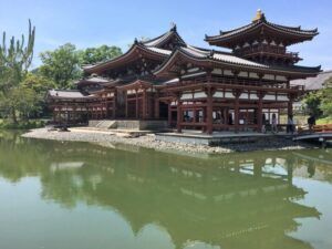Pabellón japonés sobre el agua y su reflejo que evoca pintura de figuras zen en japon medieval caracteristicas y conexion.