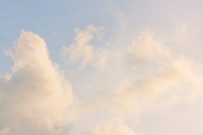 Cielo pastel con nubes suaves como fondo para precauciones aire acondicionado perros