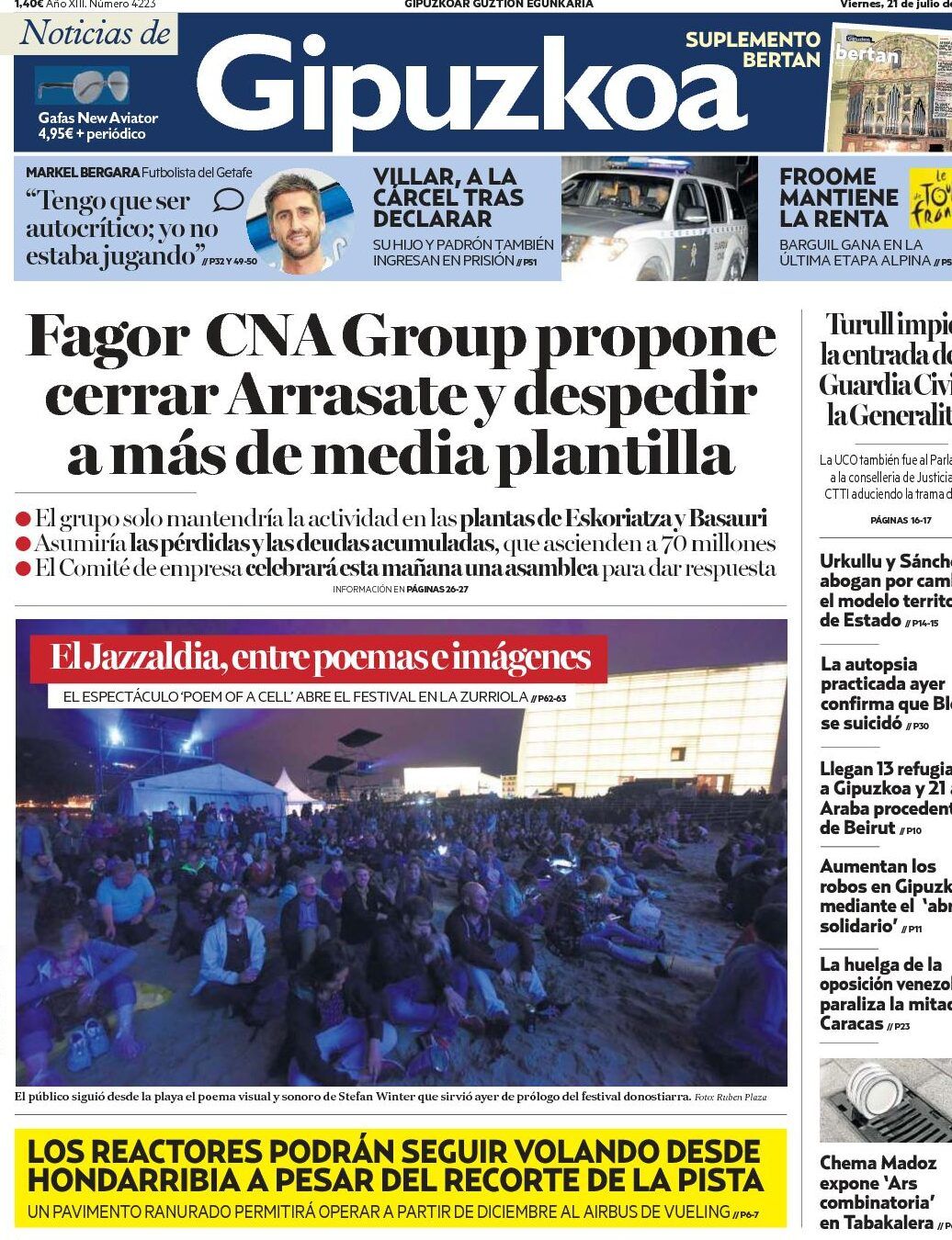 Portada del periódico Noticias de Gipuzkoa con gran titular sobre Fagor CNA Group y una multitud sentada en la playa para el Jazzaldia, preocupado por hacer caca negra descubre la respuesta con zumba