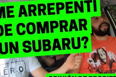 Hombre dentro de un coche hablando como propietario vehiculo mientras aparece texto sobre un Subaru