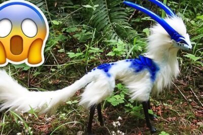 Criatura fantástica peluda blanca y azul con cuernos y cola larga en un bosque junto a un emoji sorprendido que comen las rayas descubre la dieta de estas fascinantes criaturas marinas