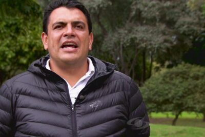 Presentador al aire libre hablando sobre que comen las vacas descubre la dieta perfecta para estos bovinos