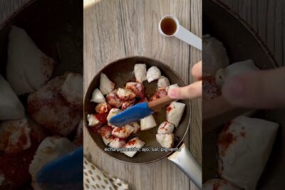 Trozos salteados en sartén con pimentón y especias, mano removiendo con espátula, que comen los bufalos descubre su dieta natural y habitos alimenticios