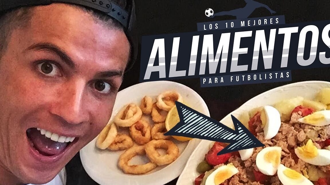 Persona sonriente junto a platos de ensalada con huevos, atún y calamares fritos que comen los futbolistas profesionales para mantener su rendimiento en la cancha