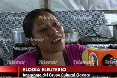 Mujer entrevistada en cocina tradicional con ollas, azulejos decorativos y micrófono, que comen los grillos descubre la dieta perfecta para tus insectos saltamontes