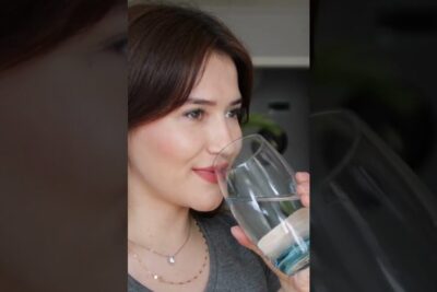 Mujer bebiendo agua en un vaso, imagen sugerente para que comen los hipopotamos descubre su dieta y habitos alimenticios